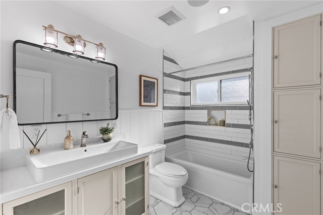 Detail Gallery Image 24 of 32 For 12947 La Maida St, Sherman Oaks,  CA 91423 - 4 Beds | 3 Baths