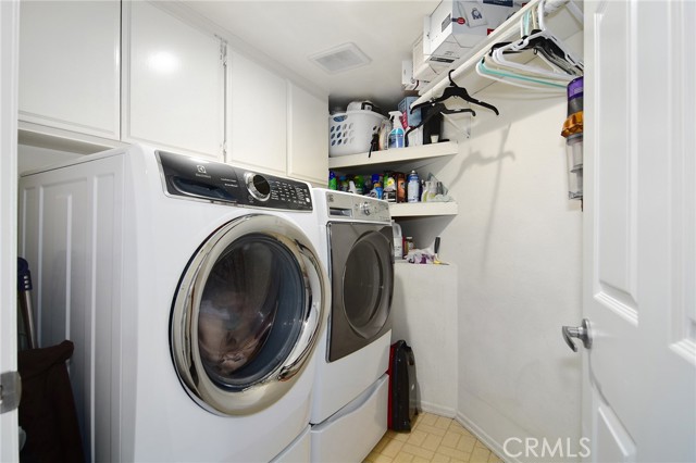 Detail Gallery Image 18 of 33 For 20950 Oxnard St #11,  Woodland Hills,  CA 91367 - 3 Beds | 2/1 Baths