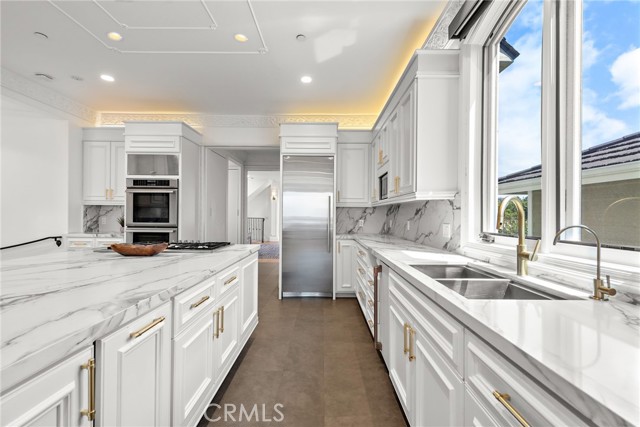Detail Gallery Image 20 of 75 For 530 Kings Rd, Newport Beach,  CA 92663 - 5 Beds | 4/3 Baths