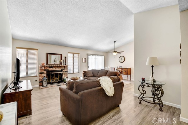 1355 Freedom Way, San Jacinto CA: https://media.crmls.org/medias/91d9e141-e349-4aeb-b242-c5da5e1d087c.jpg