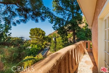 3540 N Knoll Drive, Los Angeles CA: https://media.crmls.org/medias/91dd582f-85b5-4d12-a8a7-49eaa71b3171.jpg