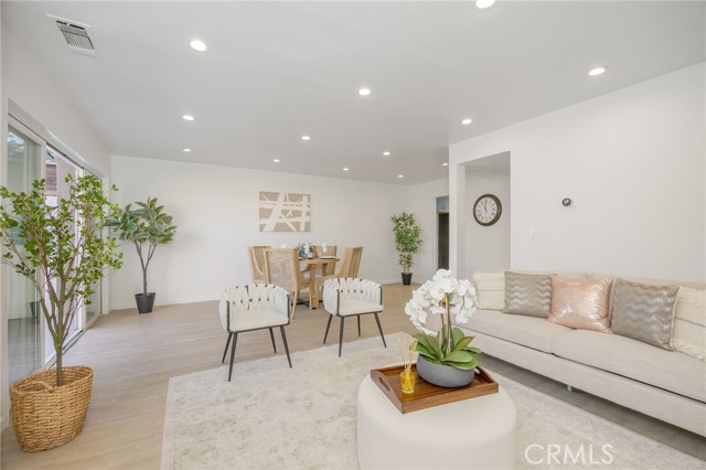 Detail Gallery Image 5 of 28 For 18110 Killion St #2,  Tarzana,  CA 91356 - 3 Beds | 2/1 Baths