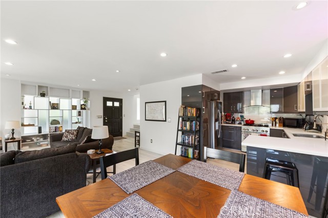 Detail Gallery Image 5 of 23 For 11744 Moorpark, Studio City,  CA 91604 - 2 Beds | 2/1 Baths