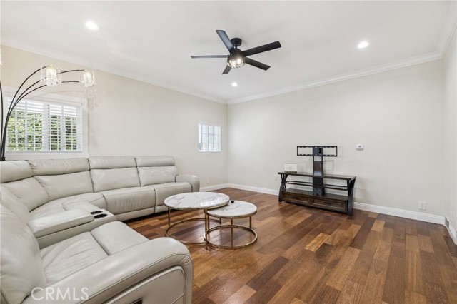 2104 Crenshaw Boulevard, Los Angeles CA: https://media.crmls.org/medias/91e6b726-b548-4155-bb58-b6612ce0cff3.jpg