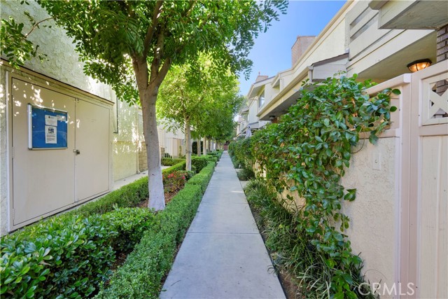 Detail Gallery Image 9 of 47 For 19451 Sherman Way #301,  Reseda,  CA 91335 - 3 Beds | 2/1 Baths