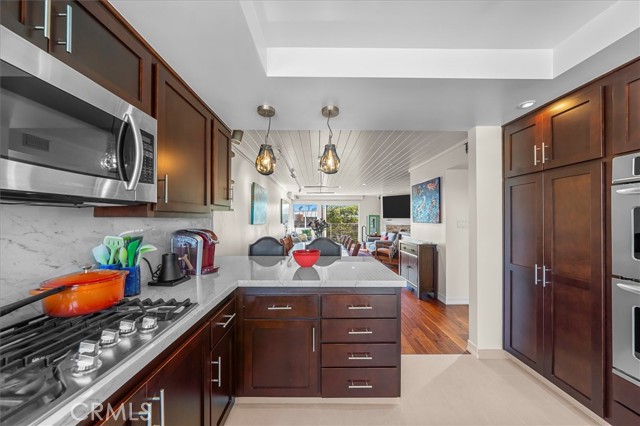 Detail Gallery Image 8 of 27 For 760 Manhattan Beach Blvd #B,  Manhattan Beach,  CA 90266 - 3 Beds | 3 Baths