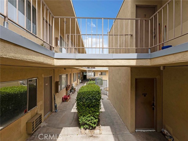 7049 Vassar Avenue, Canoga Park CA: https://media.crmls.org/medias/91e9f1c0-be91-4f52-a9ec-08630d4aa721.jpg
