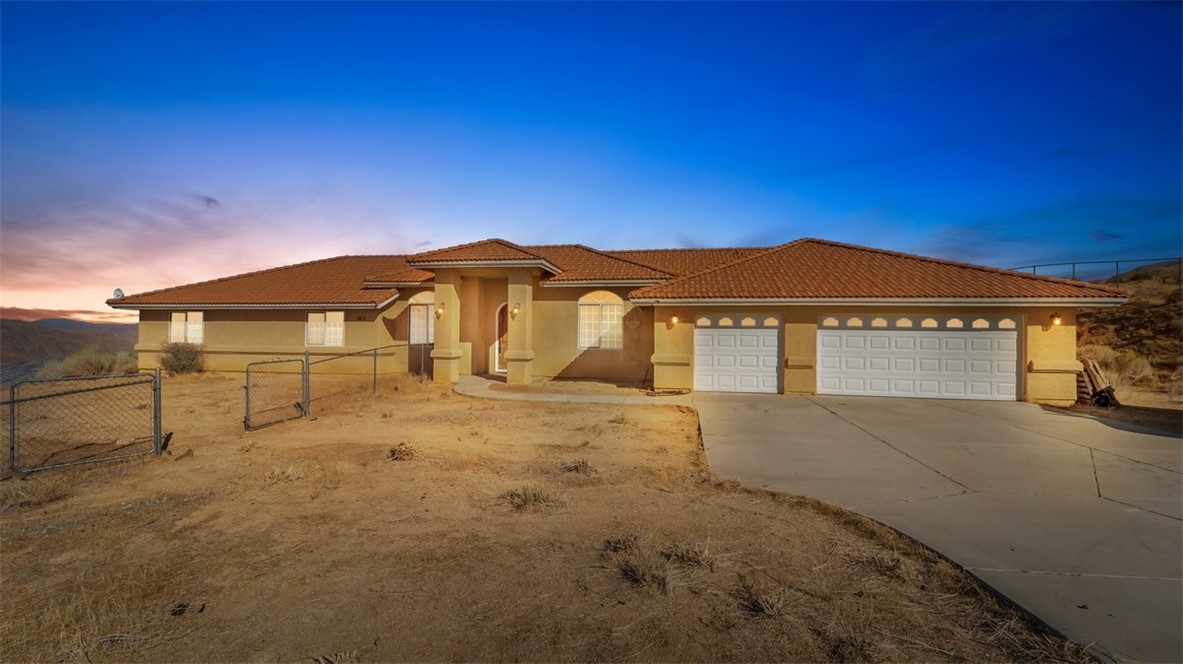 Detail Gallery Image 1 of 32 For 9045 Loma Vista Rd, Apple Valley,  CA 92308 - 4 Beds | 3 Baths