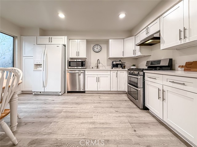 Detail Gallery Image 6 of 31 For 22038 Vanowen St #113,  Woodland Hills,  CA 91303 - 2 Beds | 2/1 Baths