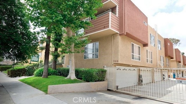 Detail Gallery Image 1 of 35 For 7319 Hazeltine Ave #19,  Van Nuys,  CA 91405 - 3 Beds | 2/1 Baths