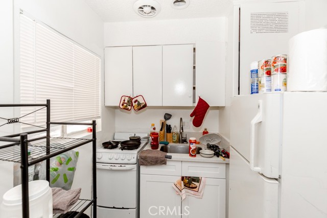 518 W Fredricks Street, Barstow CA: https://media.crmls.org/medias/91ef43e9-60fa-4a7d-b00b-a69c1c2894ea.jpg