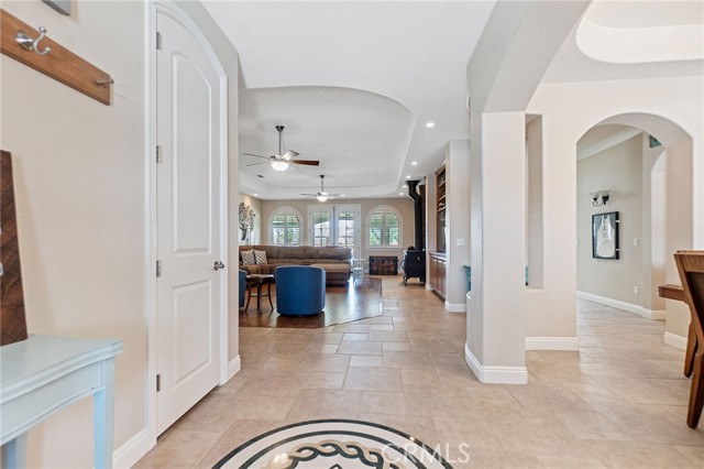 Detail Gallery Image 8 of 73 For 14260 Chinook Rd, Apple Valley,  CA 92307 - 5 Beds | 5/3 Baths