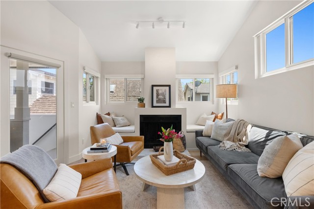Detail Gallery Image 2 of 26 For 617 1/2 Acacia Ave, Corona Del Mar,  CA 92625 - 2 Beds | 2 Baths