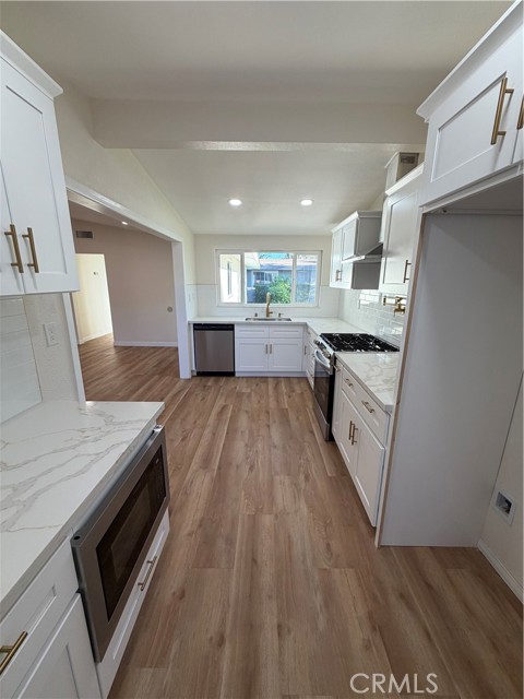 Detail Gallery Image 4 of 21 For 2432 Larchmont, Santa Ana,  CA 92706 - 3 Beds | 2 Baths