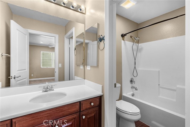 19539 Laroda, Saugus CA: https://media.crmls.org/medias/91f59b1d-02f6-4653-95ab-2550c3d857ab.jpg