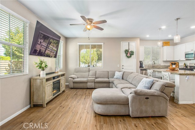 Detail Gallery Image 4 of 26 For 2002 Juniper Ln, Colton,  CA 92324 - 3 Beds | 2/1 Baths