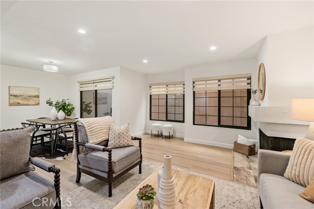 Detail Gallery Image 2 of 29 For 441 E San Jose #111,  Burbank,  CA 91501 - 2 Beds | 2 Baths