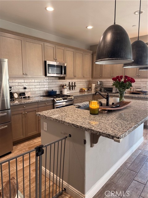 Detail Gallery Image 6 of 27 For 24109 Darmera, Lake Elsinore,  CA 92532 - 4 Beds | 2/1 Baths