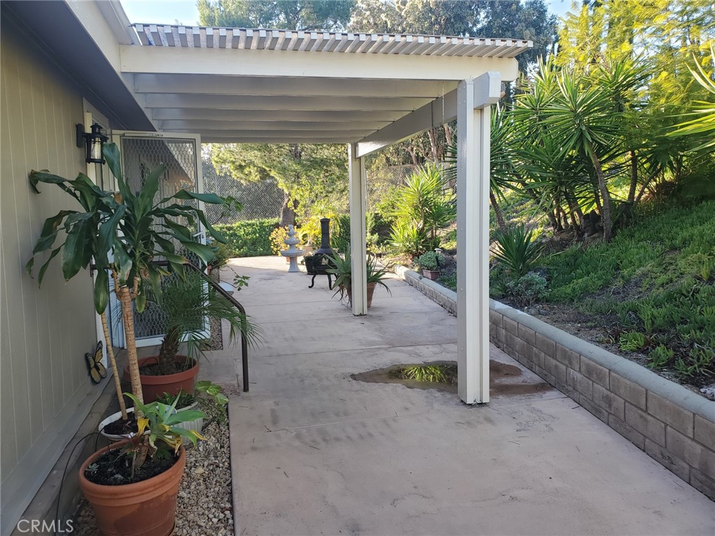 https://media.crmls.org/medias/91fbe7a4-cf51-4051-928b-7ca83957ca66.jpg?preset=X-Large