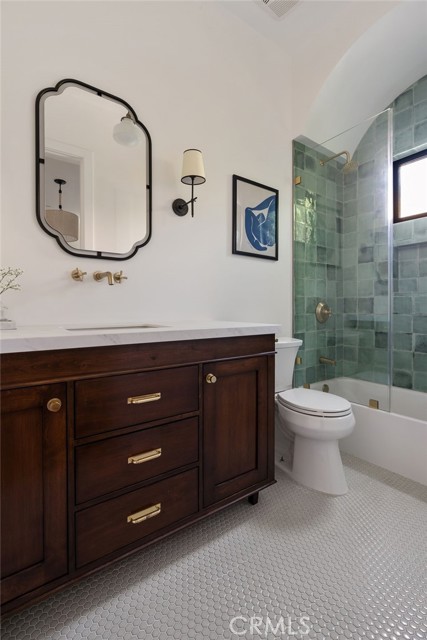 5142 Brynhurst Avenue, Los Angeles CA: https://media.crmls.org/medias/91fd8e94-a6c6-4a73-9ffc-f65e2f8c9980.jpg