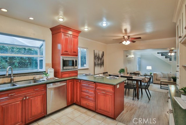 Detail Gallery Image 7 of 19 For 17252 Apel Ln, Huntington Beach,  CA 92649 - 6 Beds | 3 Baths