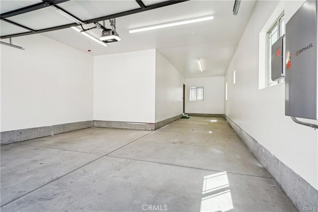 https://media.crmls.org/medias/91ffc695-8fa9-4e77-8332-405893e3a8a1.jpg?preset=X-Large
