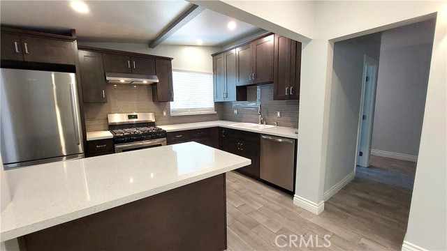 Detail Gallery Image 6 of 22 For 8649 Cantaloupe Ave, Panorama City,  CA 91402 - 3 Beds | 3 Baths