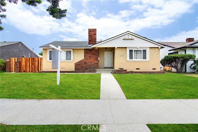 Detail Gallery Image 1 of 27 For 19324 Victory Bld, Reseda,  CA 91335 - 4 Beds | 3 Baths