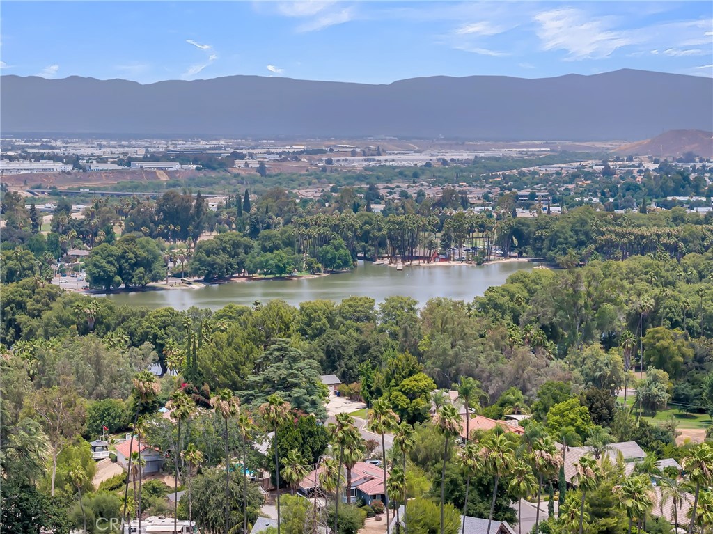 https://media.crmls.org/medias/92033d33-b498-4a7c-8ba8-c36c645a19a7.jpg?preset=X-Large