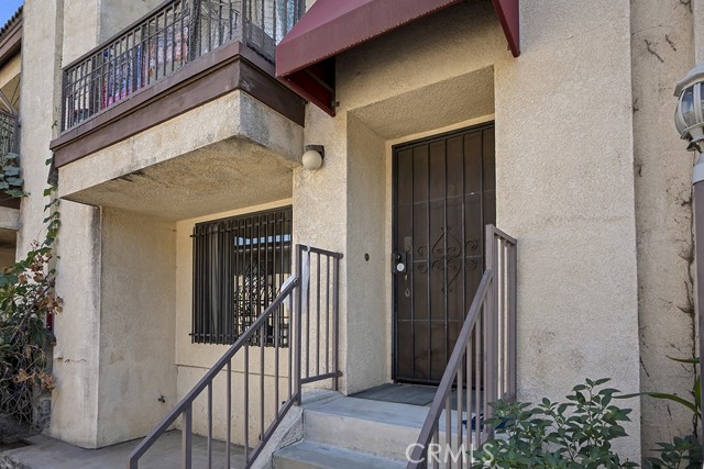 Detail Gallery Image 2 of 32 For 8834 Willis Ave 2a,  Panorama City,  CA 91402 - 3 Beds | 2/1 Baths