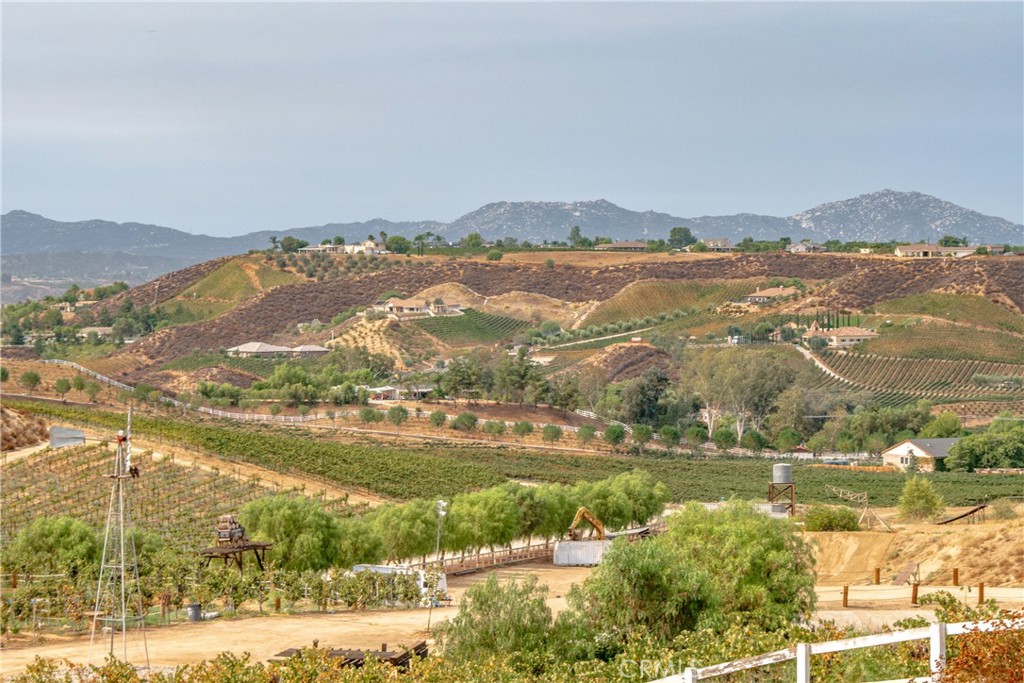 https://media.crmls.org/medias/92051715-44b2-4f0e-9d12-9c06bd97f646.jpg?preset=X-Large