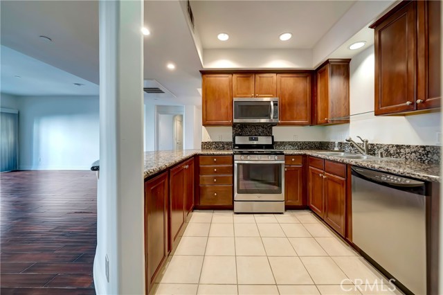 Detail Gallery Image 15 of 75 For 15206 Burbank Bld #209,  Sherman Oaks,  CA 91411 - 2 Beds | 2/1 Baths