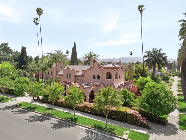 405 W Olive Avenue, Redlands CA: https://media.crmls.org/medias/920915bc-ab89-44cc-9439-12c5dfed7eb2.jpg
