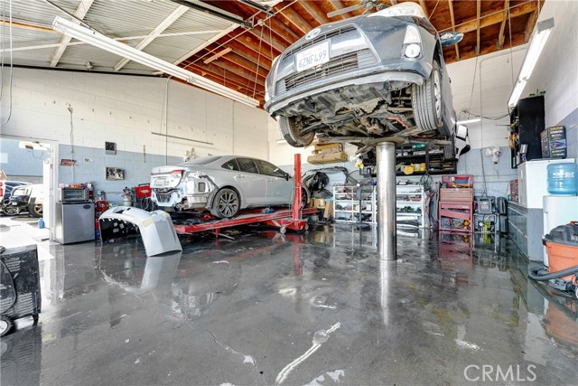 7039 Topanga Canyon Boulevard, Canoga Park CA: https://media.crmls.org/medias/92098239-732f-4587-b42c-ea87c161505d.jpg
