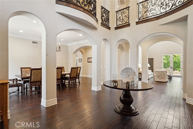 23115 Erwin Street, Woodland Hills CA: https://media.crmls.org/medias/920e54c5-9fb4-49bf-90ac-e6da06a257e0.jpg