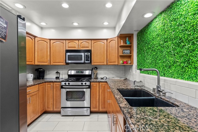 Detail Gallery Image 9 of 33 For 6752 Hillpark #202,  Los Angeles,  CA 90068 - 2 Beds | 2 Baths
