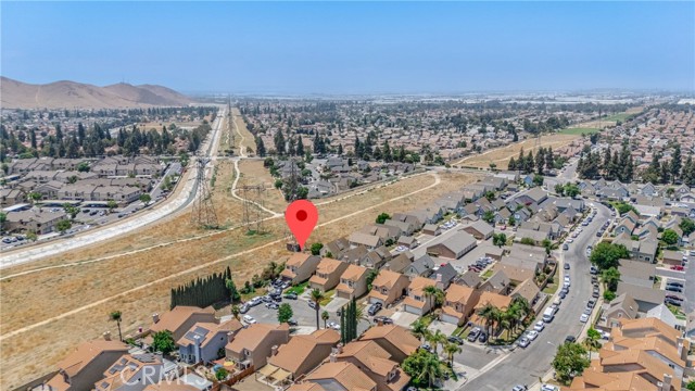 11394 Aqua Court, Fontana CA: https://media.crmls.org/medias/92133043-3272-4568-8897-ee066f828765.jpg