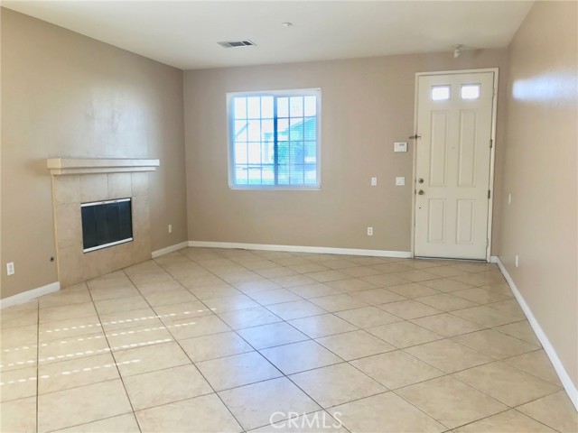 Detail Gallery Image 3 of 26 For 6927 Tailwind Ln, Fontana,  CA 92336 - 4 Beds | 2/1 Baths