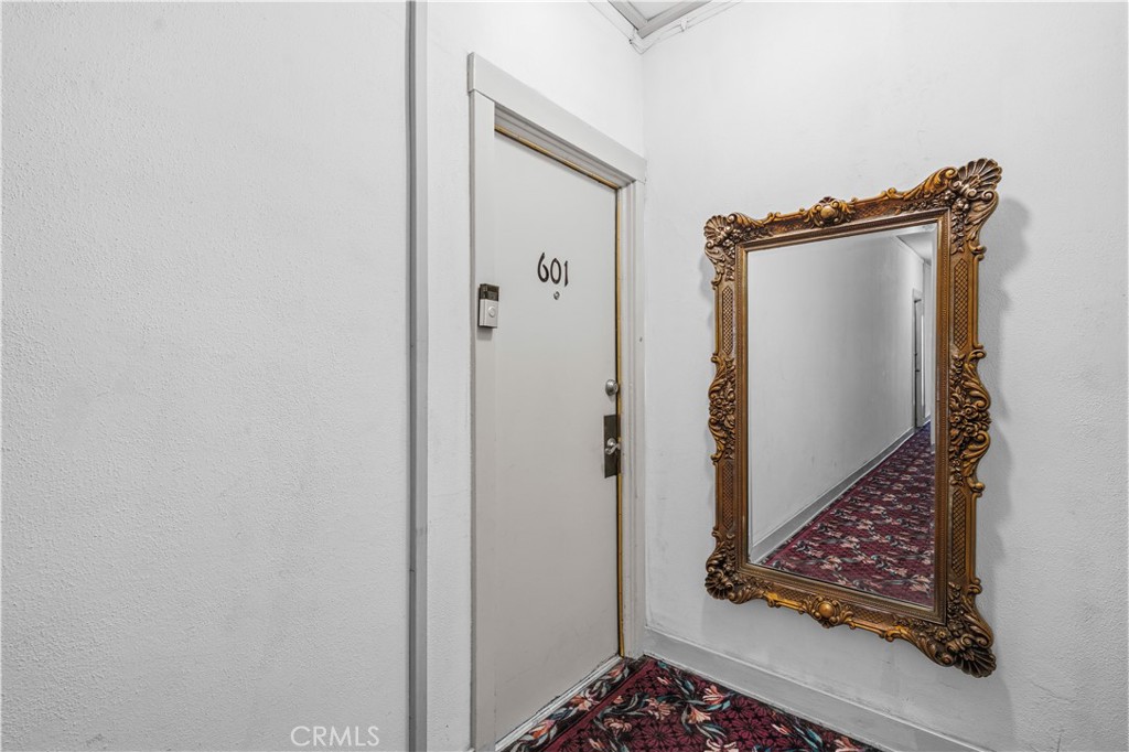 https://media.crmls.org/medias/9215db1d-e6f8-4dae-9262-3551b4476cf3.jpg?preset=X-Large