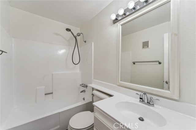 Detail Gallery Image 20 of 26 For 3425 E 15th St 18d,  Long Beach,  CA 90804 - 2 Beds | 2 Baths