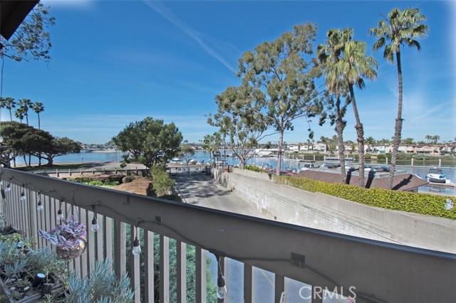 Detail Gallery Image 3 of 45 For 5201 Marina Pacifica S, Long Beach,  CA 90803 - 2 Beds | 2/1 Baths