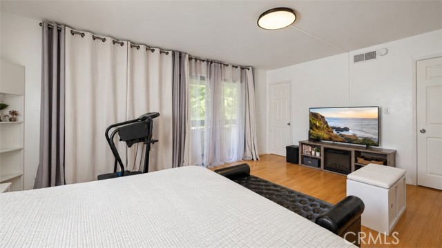 543 West Stocker Street, 14 photo 12