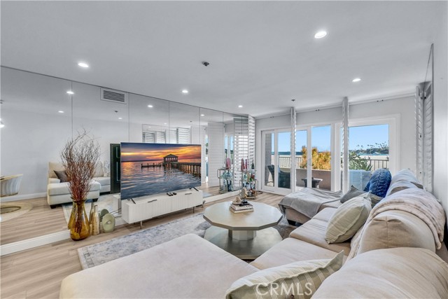 Detail Gallery Image 1 of 18 For 1 3rd Place, Long Beach,  CA 90802 - 2 Beds | 2 Baths