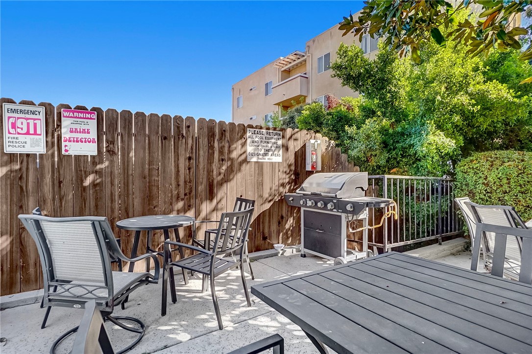 Detail Gallery Image 38 of 40 For 14435 Valerio St #10,  Van Nuys,  CA 91405 - 3 Beds | 2/1 Baths