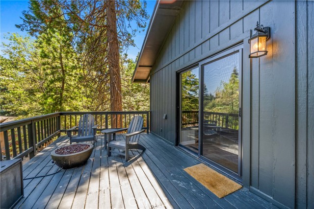 Detail Gallery Image 1 of 1 For 650 E Victoria Ct, Lake Arrowhead,  CA 92352 - 2 Beds | 2 Baths