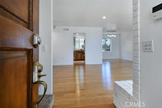 Detail Gallery Image 4 of 32 For 7240 Shirley #101,  Reseda,  CA 91335 - 3 Beds | 3 Baths