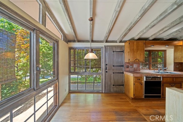 901 E Walnut Avenue, Glendora CA: https://media.crmls.org/medias/9227252f-c1b9-40db-89de-b61cc9e5a215.jpg