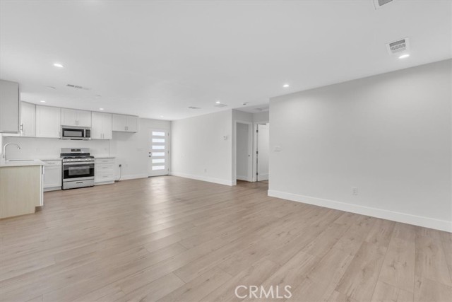 7865 Chastain Avenue, Reseda CA: https://media.crmls.org/medias/92274a2d-70aa-45c8-aabf-4dab2ef1d06c.jpg