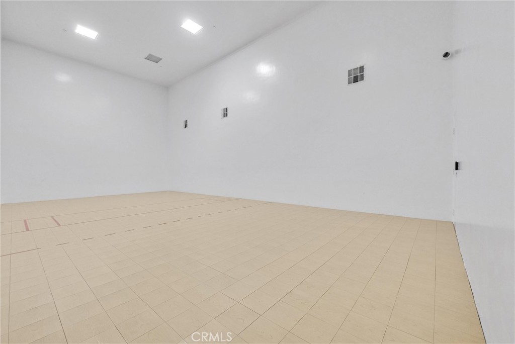 https://media.crmls.org/medias/9228d76a-f6a7-49dd-bce6-41b31d8e66b7.jpg?preset=X-Large