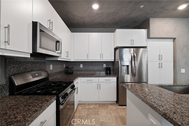 Detail Gallery Image 16 of 41 For 16667 Snowdrop #2,  Fontana,  CA 92336 - 4 Beds | 3 Baths